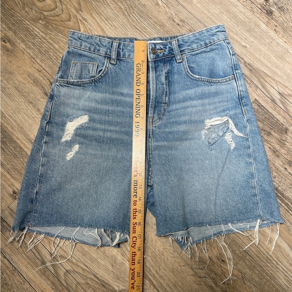 ZARA Denim shorts distressed Size: 4 - Picture 2 of 7